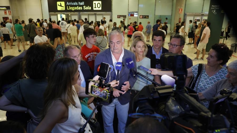 Los parlamentarios españoles del Partido Popular Europeo (PPE) desplazados a Caracas por las elecciones del domingo, entre ellos, el portavoz del PP en el Congreso, Miguel Tellado (i), el senador Alfonso Serrano (2-d), la diputada Cayetana Álvarez de Toledo(4-d) y el eurodiputado Esteban González Pons (c), a su llegada este sábado 27 de julio de 2024 al aeropuerto Adolfo Suárez Madrid-Barajas de Madrid tras ser expulsados del país. EFE/Zipi