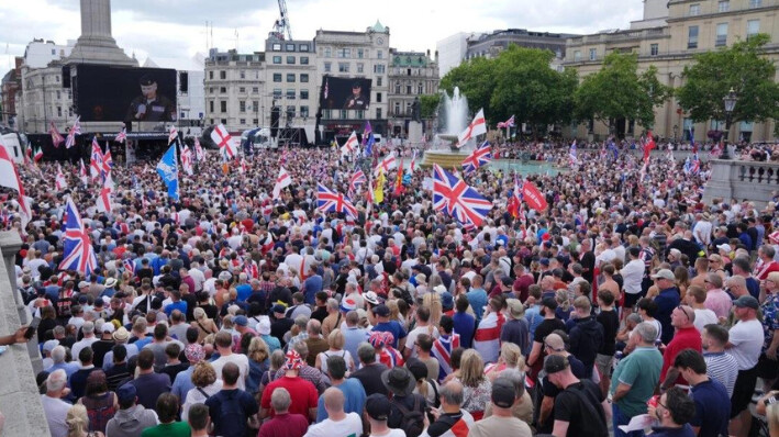 Personas se reúnen en Trafalgar Square, en el centro de Londres, durante una protesta organizada por Tommy Robinson el 27 de julio de 2024. (Maja Smiejkowska/PA Wire)