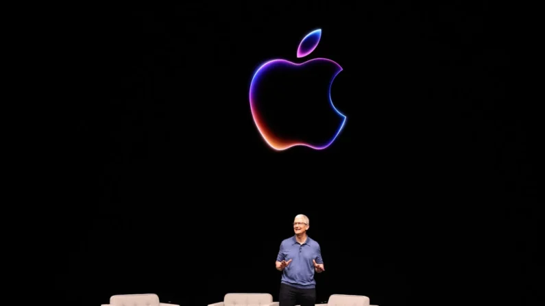 El director ejecutivo de Apple, Tim Cook, pronuncia un discurso al inicio de la Conferencia Mundial de Desarrolladores de Apple (WWDC) en Cupertino, California, el 10 de junio de 2024. (Justin Sullivan/Getty Images)