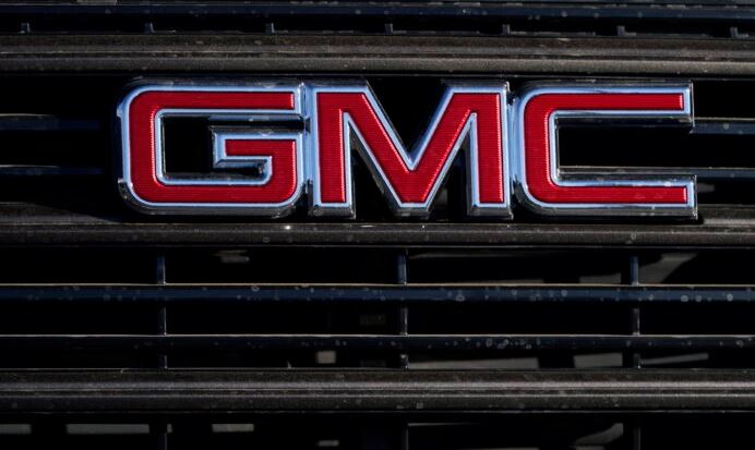 Un logotipo de la compañía GMC se muestra en un concesionario de camiones GMC en Castle Rock, Colorado, el 7 de febrero de 2021. (David Zalubowski/Foto AP)