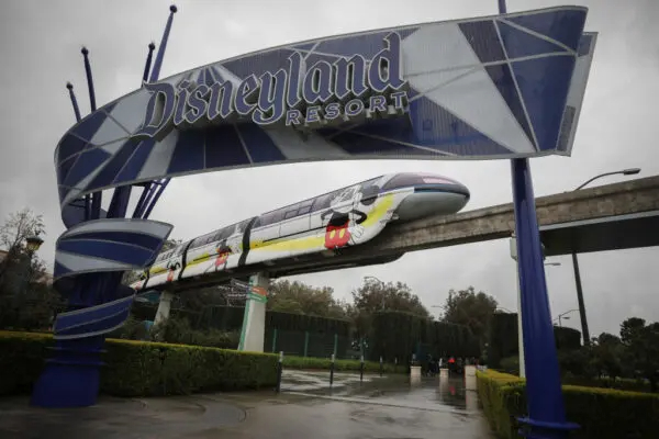 El monorraíl pasa por una puerta de entrada al parque de atracciones Disneyland en Anaheim, California, el 13 de marzo de 2020. (Mario Tama/Getty Images)