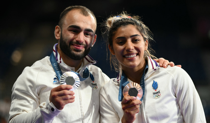 La francesa Shirine Boukli (derecha) y el francés Luka Mkheidze posan con sus medallas de plata en el judo de los Juegos Olímpicos de París 2024 en el Champ-de-Mars Arena, en París, el 27 de julio de 2024. (Jack Guez / AFP vía Getty Images)
