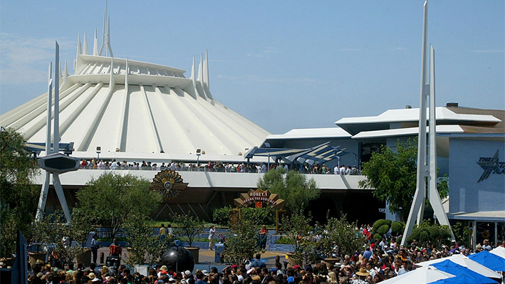 Una multitud se congrega en el exterior de la ceremonia de relanzamiento de la atracción Space Mountain de Disneyland en Disneyland en Anaheim, California, el 15 de julio de 2005. (Matthew Simmons/Getty Images)