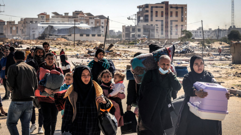 Palestinos desplazados huyen de Jan Yunis, en el sur de la Franja de Gaza, el 30 de enero de 2024, en medio del conflicto entre Israel y el grupo terrorista Hamás. (Mahmud Hams/AFP vía Getty Images)