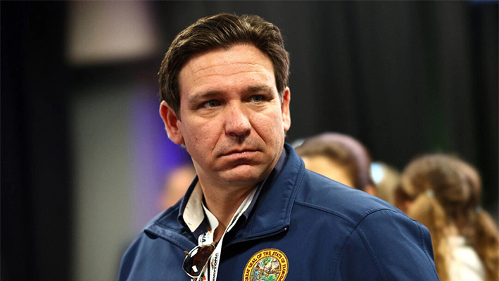 El gobernador de Florida, Ron DeSantis, asiste a la reunión de pilotos previa a la Daytona 500 de la NASCAR Cup Series en el Daytona International Speedway de Daytona Beach, Florida, el 19 de febrero de 2024. (Jared C. Tilton/Getty Images)