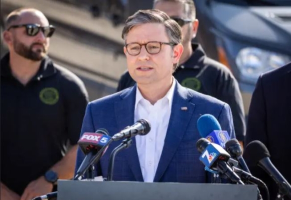 El presidente de la Cámara de Representantes Mike Johnson delante del muro fronterizo en San Ysidro, California, el 25 de julio de 2024. (John Fredricks/The Epoch Times)