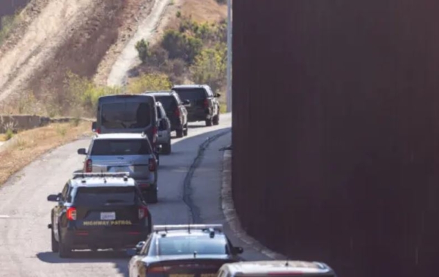 El convoy de vehículos del presidente de la Cámara de Representantes, Mike Johnson, en la frontera de San Ysidro, California, el 25 de julio de 2024. (John Fredricks/The Epoch Times)