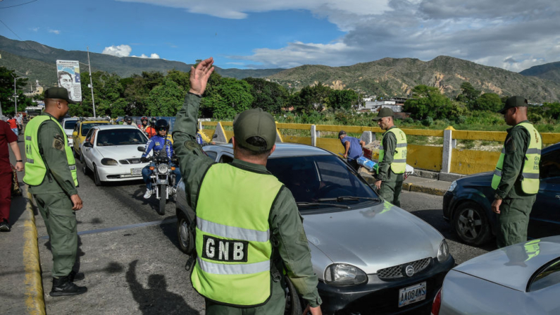 Miembros de la Guardia Nacional de Venezuela controlan a las personas que cruzan a Venezuela en el puente internacional Simón Bolívar en Villa del Rosario, en la frontera entre Colombia y Venezuela el 25 de julio de 2024. (Schneyder Mendoza/AFP vía Getty Images)