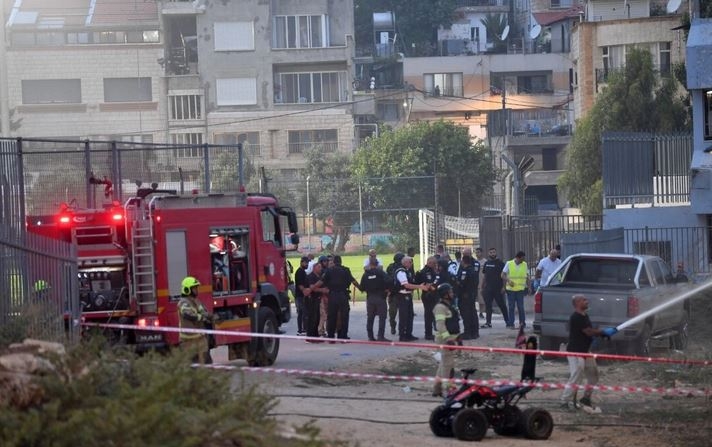 Funcionarios israelíes responden tras el lanzamiento de cohetes a través de la frontera con Líbano que, según Israel, mató a 11 personas en Majdal Shams, Altos del Golán, Israel, el 27 de julio de 2024. (Gil Eliyahu/Reuters)