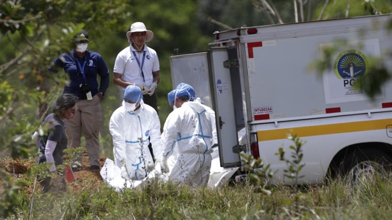 Imagen de archivo de trabajadores forenses que bajan de los vehículos los cuerpos de migrantes fallecidos en Panamá. EFE/ Bienvenido Velasco
