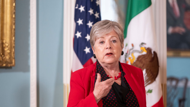 La canciller de México, Alicia Bárcena, habla con la prensa mientras se encuentra junto al Secretario de Estado de EE.UU., Antony Blinken en el Departamento de Estado de EE.UU. en Washington, DC el 17 de julio de 2024 en Washington, DC. (Roberto Schmidt/Getty Images)