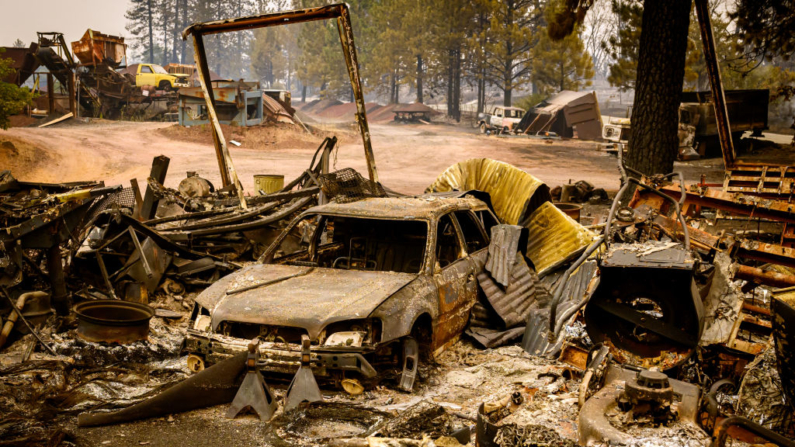 Un vehículo quemado arde en la zona de Paynes Creek del condado de Tehama, California, durante el incendio el 27 de julio de 2024. (Josh Edelson/AFP vía Getty Images)