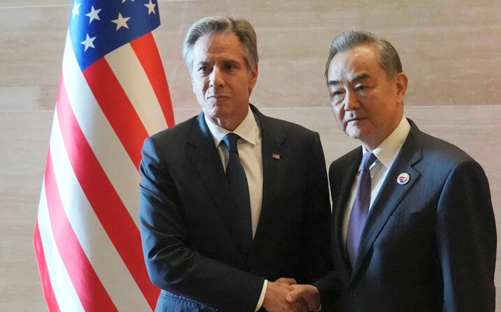 El secretario de Estado de Estados Unidos, Antony Blinken (izq.), estrecha la mano del ministro de Asuntos Exteriores de China, Wang Yi, durante su encuentro al margen de la 57° Reunión de Ministros de Asuntos Exteriores de la Asociación de Naciones del Sudeste Asiático (ASEAN), en Vientiane, Laos, el 27 de julio de 2024. (Achmad Ibrahim/AFP vía Getty Images)