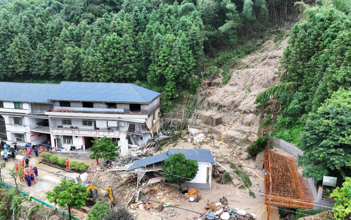 Un deslizamiento de tierra destruye una casa en la aldea Yuelin de la ciudad de Shouyue, en la ciudad de Hengyang, provincia de Hunan, en el centro de China, el 28 de julio de 2024. (Chen Zhenhai/Xinhua vía AP)