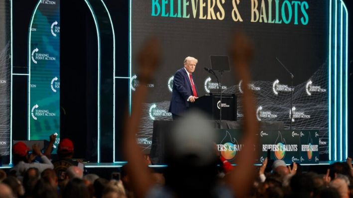 El expresidente Donald Trump habla durante una conferencia de Turning Point USA Believers' Summit en el Centro de Convenciones de Palm Beach, en West Palm Beach, Florida, el 26 de julio de 2024. (Joe Raedle/Getty Images)