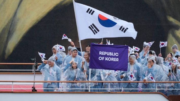 El equipo de transporte de barcos de Corea del Sur avanza por el Sena en París, Francia, durante la ceremonia de apertura de los Juegos Olímpicos de Verano de 2024, el viernes 26 de julio de 2024. (Foto AP/Rebecca Blackwell)