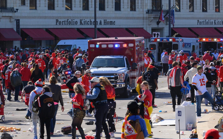 La policía despeja el área luego de un tiroteo en la celebración del Super Bowl, el 14 de febrero de 2024. Un joven de 15 años que estaba entre los acusados ​​de abrir fuego durante la manifestación del Super Bowl de los Kansas City Chiefs fue sentenciado a una institución estatal para jóvenes el jueves 25 de julio. (AP/Reed Hoffmann)