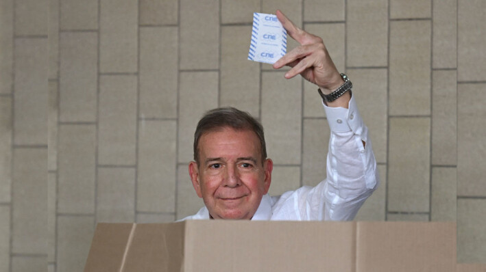 El candidato presidencial opositor venezolano Edmundo González Urrutia saluda mientras vota en el colegio Santo Tomás de Villanueva, en Caracas, durante las elecciones presidenciales del 28 de julio de 2024. (RAUL ARBOLEDA/AFP vía Getty Images)