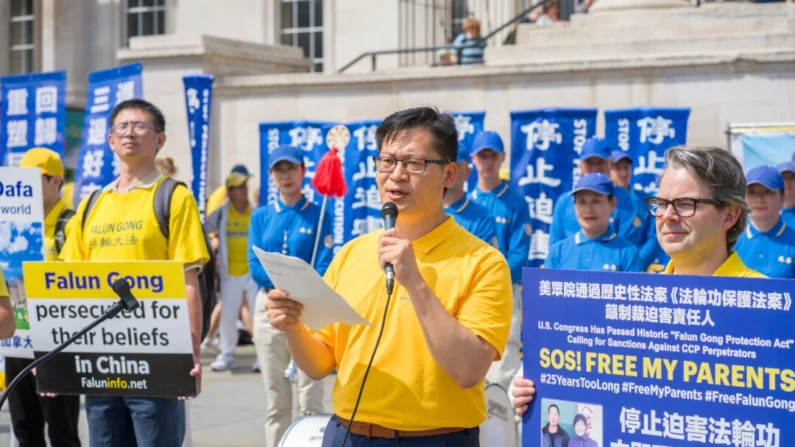 El practicante de Falun Gong Ding Lebin habla en un evento que conmemora los 25 años de persecución del PCCh en Trafalgar Square, en el centro de Londres, el 20 de julio de 2024. (Yanning Qi/The Epoch Times)