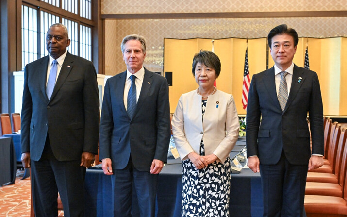 El secretario de Estado de Estados Unidos, Antony Blinken (2º por la izq.) y el secretario de Defensa de Estados Unidos, Lloyd Austin (izq.), posan con la ministra de Asuntos Exteriores de Japón, Yoko Kamikawa (2º por la der.), y el ministro de Defensa de Japón, Minoru Kihara (der.), al inicio de la "Reunión Ministerial (2+2) de Asuntos Exteriores y Defensa" en la Casa de Huéspedes Iikura, en Tokio, el 28 de julio de 2024. (Kazuhiro Nogi/AFP vía Getty Images)
