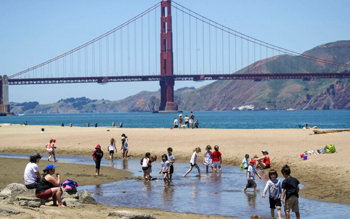 La gente juega en el agua en San Francisco, el 11 de junio de 2019. (Justin Sullivan/Getty Images)