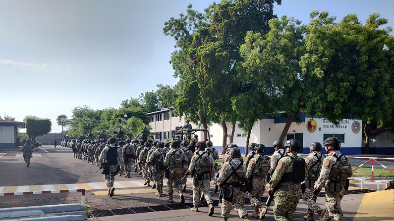 Fotografía cedida por la Secretaría de la Defensa Nacional (SEDENA) de soldados mexicanos a su llegada al Aeropuerto Internacional de Culiacán este domingo, en el estado de Sinaloa, México. (EFE/Sedena)