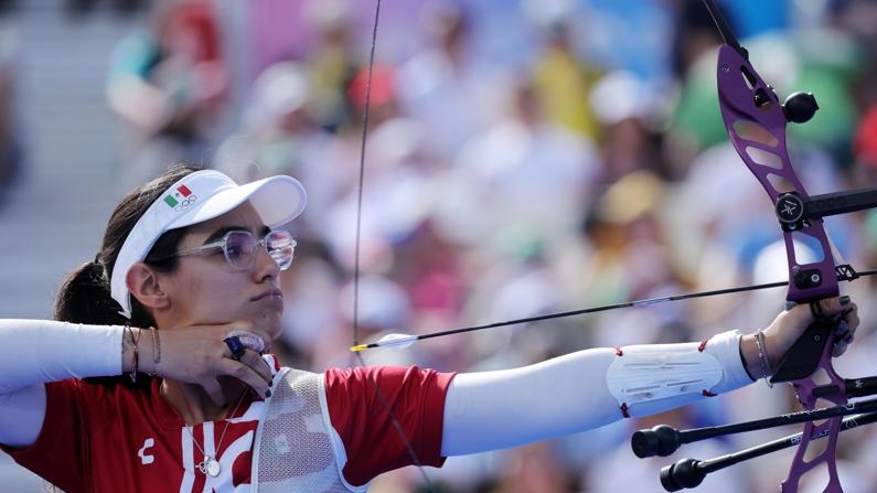 Ana Vazquez, del equipo mexicano femenino de tiro con arco en los Inválidos, de Francia. (EPA/MARTIN DIVISEK)