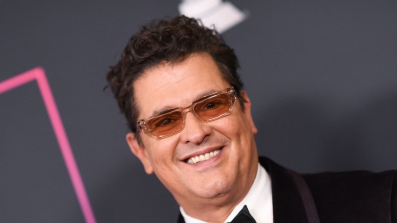 El cantautor colombiano Carlos Vives llega a la gala de la Persona del Año 2021 de la Academia Latina de la Grabación, en honor al músico, actor y activista panameño Rubén Blades, en la Michelob Ultra Arena del Mandalay Bay en Las Vegas, Nevada, el 17 de noviembre de 2021. (VALERIE MACON/AFP via Getty Images)