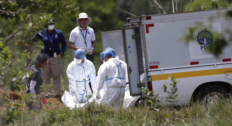 Imagen de archivo de trabajadores forenses que bajan de los vehículos los cuerpos de migrantes fallecidos en Panamá. (EFE/ Bienvenido Velasco)