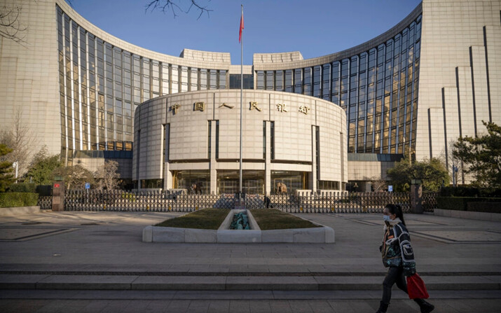 El 20º Comité Central del PCCh está a punto de celebrar su tercera sesión plenaria en Beijing, donde las autoridades están planeando “reformas fiscales y tributarias”. La imagen muestra la sede del Banco Popular de China, el banco central, en Beijing, China, el 13 de diciembre de 2021. (Andrea Verdelli/Bloomberg vía Getty Images)