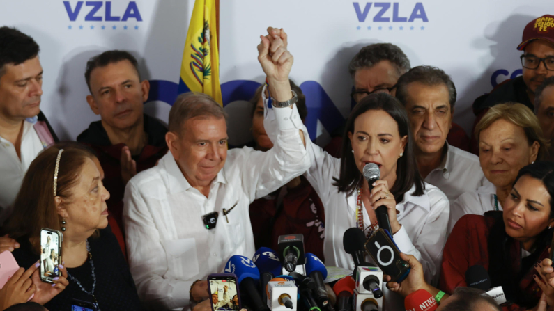 El candidato a la presidencia de Venezuela, Edmudo González Urrutia (c-i), y la líder opositora venezolana, María Corina Machado (c-d), dan declaraciones tras conocer los resultados de las elecciones presidenciales este lunes, en Caracas (Venezuela). EFE/ Henry Chirinos