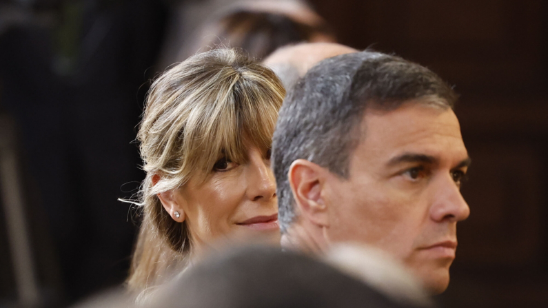 El presidente del gobierno, Pedro Sánchez (d) junto a su esposa, Begoña Gómez (d). EFE/ Chema Moya