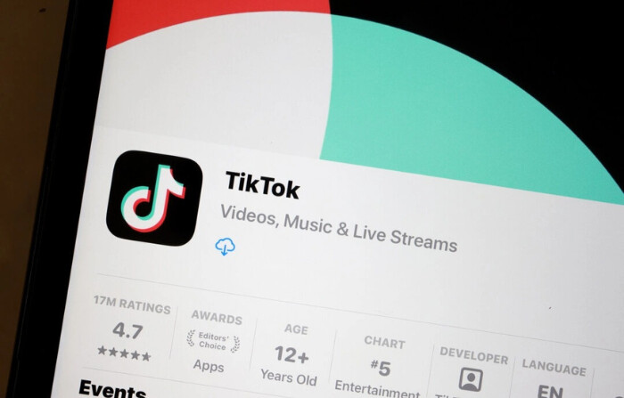 La aplicación TikTok aparece en la pantalla de un iPhone en Miami, Florida, el 24 de abril de 2024. (Joe Raedle/Getty Images)