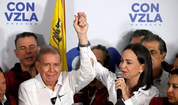 La líder opositora venezolana María Corina Machado (d) habla con los medios, acompañada por el excandidato presidencial opositor Edmundo González Urrutia (i), tras los resultados de las elecciones presidenciales en Caracas, el 29 de julio de 2024. (Federico Parra/AFP vía Getty Images)