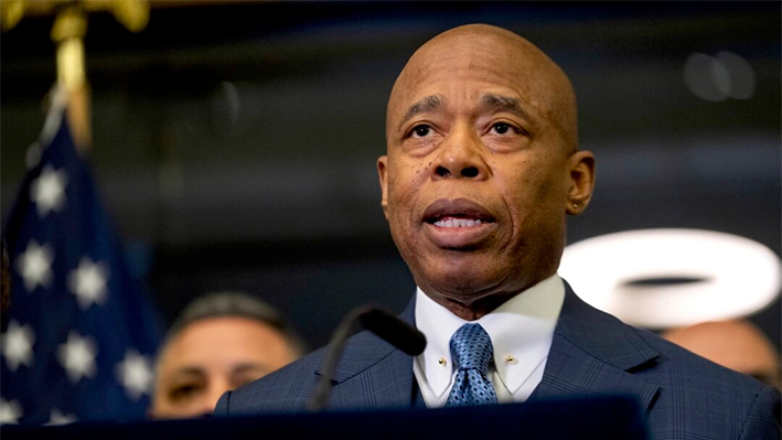 El alcalde Eric Adams habla durante una rueda de prensa en el Departamento de Gestión de Emergencias de Nueva York el 5 de abril de 2024. (Brittainy Newman/Foto AP)
