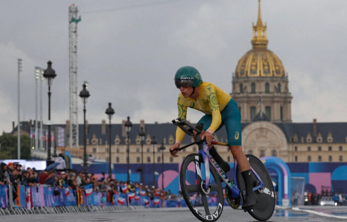 El australiano Lucas Plapp pasa por los Inválidos mientras compite en la contrarreloj individual masculina de ciclismo en carretera durante los Juegos Olímpicos de París 2024 en París el 27 de julio de 2024. (Emmanuel Dunand/AFP vía Getty Images)