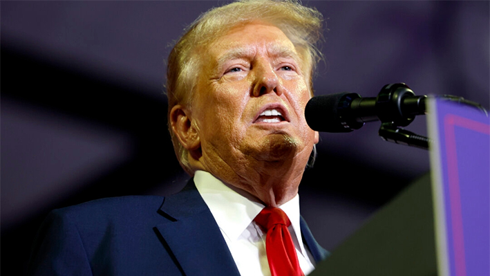 El candidato presidencial republicano, el expresidente Donald Trump habla en un mitin de campaña en el Liacouras Center el 22 de junio de 2024 en Filadelfia, Pensilvania. (Anna Moneymaker/Getty Images)
