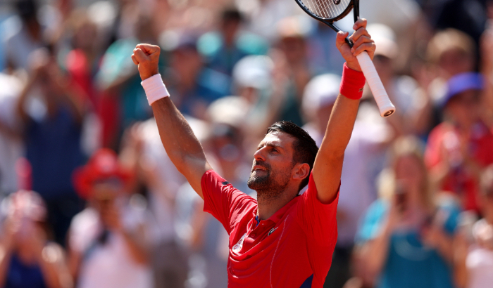 Novak Djokovic del equipo de Serbia celebra su victoria contra Rafael Nadal del equipo de España durante el partido de segunda ronda de individuales masculinos en el tercer día de los Juegos Olímpicos de París 2024 en Roland Garros en París el 29 de julio de 2024. (Clive Brunskill/Getty Images)
