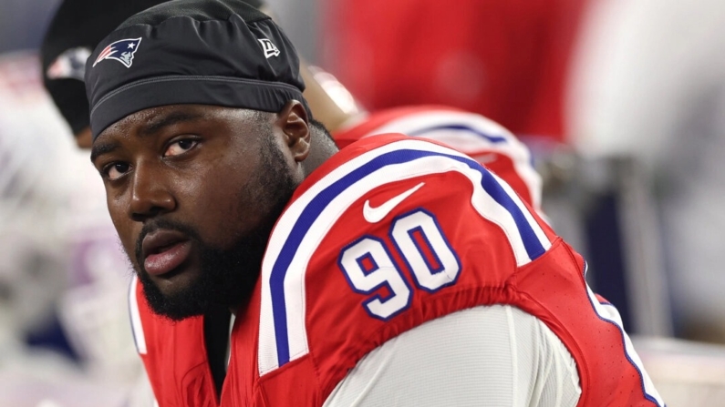 Christian Barmore #90 de los New England Patriots mira desde el banquillo durante el partido contra los Miami Dolphins en el Gillette Stadium en Foxborough, Massachusetts, el 17 de septiembre de 2023. (Maddie Meyer/Getty Images)