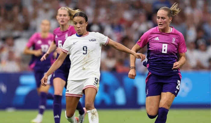 Mallory Swanson #9 del equipo de Estados Unidos vence a Sydney Lohmann #8 de Alemania durante el partido del grupo B femenino entre Estados Unidos y Alemania durante los Juegos Olímpicos de París 2024 en el Stade de Marsella en Francia el 28 de julio de 2024. (Alex Livesey/Getty Images)