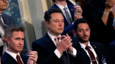 Elon Musk celebra prohibición de bloqueadores de la pubertad en Gran Bretaña