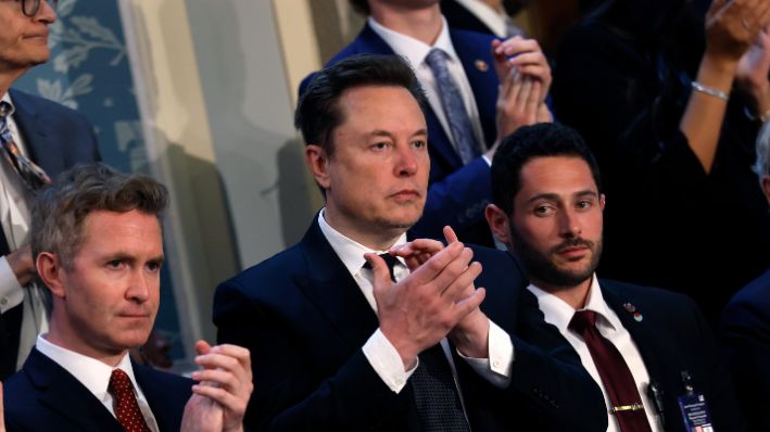 Elon Musk, director ejecutivo de Tesla, escucha al primer ministro israelí, Benjamin Netanyahu, dirigirse a una reunión conjunta del Congreso en la cámara de la Cámara de Representantes en el Capitolio de los Estados Unidos el 24 de julio de 2024 en Washington, DC.   (Anna Moneymaker/Getty Images)