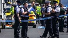 Hombre ataca con cuchillo a 8 personas, incluyendo niños, en un centro comunitario de Inglaterra