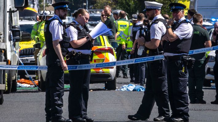 La policía asegura el área, donde un hombre fue detenido y se le incautó un cuchillo luego de que varias personas resultaron heridas en un apuñalamiento, en Southport, Merseyside, Inglaterra, el lunes 29 de julio de 2024. (James Speakman/PA vía AP)