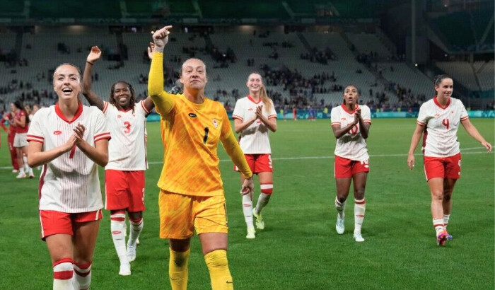 El equipo de Canadá celebra la victoria de su equipo por 2-1 al final del partido de fútbol femenino del Grupo A entre Canadá y Francia en el estadio Geoffroy-Guichard durante los Juegos Olímpicos de Verano de 2024, en Saint-Etienne, Francia, el 28 de julio de 2024. (The Associated Press/Silvia Izquierdo)