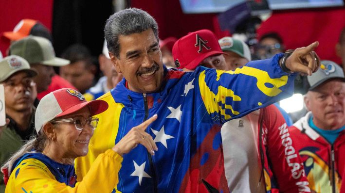 El presidente de Venezuela, Nicolás Maduro, celebra con Cilia Flores tras conocer los resultados de las elecciones presidenciales este lunes, en Caracas (Venezuela). (EFE/ Ronald Peña R.)