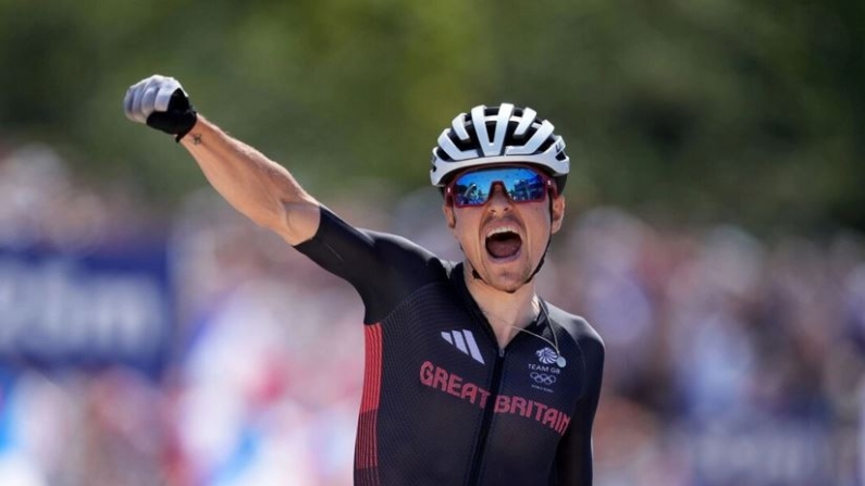 El ciclista de montaña Tom Pidcock celebra el oro en la prueba masculina de ciclismo de montaña campo a través en los Juegos Olímpicos de París el 29 de julio de 2024. (Martin Rickett/PA)