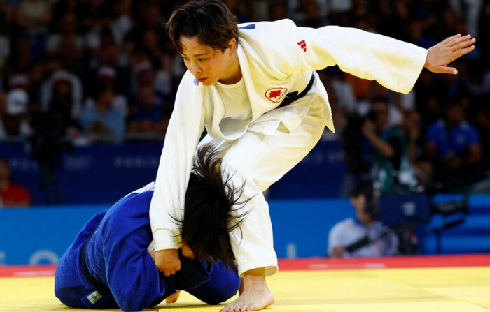 La canadiense Christa Deguchi compite contra la surcoreana Mimi Huh en judo femenino de -57 kg en el estadio Champ de Mars de París el 29 de julio de 2024. (Reuters/Kim Kyung-Hoon)
