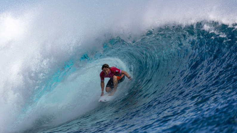 Alan Cleland Quinonez del equipo de México monta una ola durante la segunda ronda de surf en el segundo día de los Juegos Olímpicos de París 2024 el 28 de julio de 2024 en Teahupo'o, Polinesia Francesa. (Ed Sloane/POOL/AFP vía Getty Images)