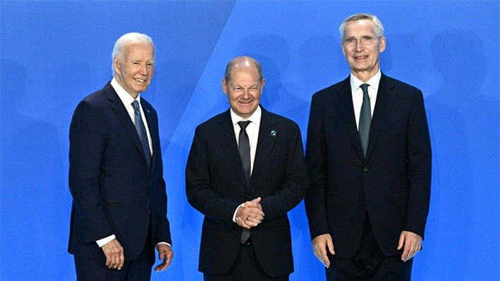 El canciller alemán Olaf Scholz (C) es recibido por el presidente estadounidense Joe Biden (I), y el secretario general de la OTAN Jens Stoltenberg durante la cumbre del 75 aniversario de la OTAN en Washington el 10 de julio de 2024. (Brendan Smialowski/AFP vía Getty Images)